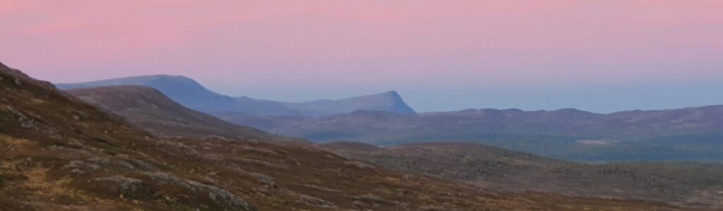Rodnande himmel och fj&auml;llandskap