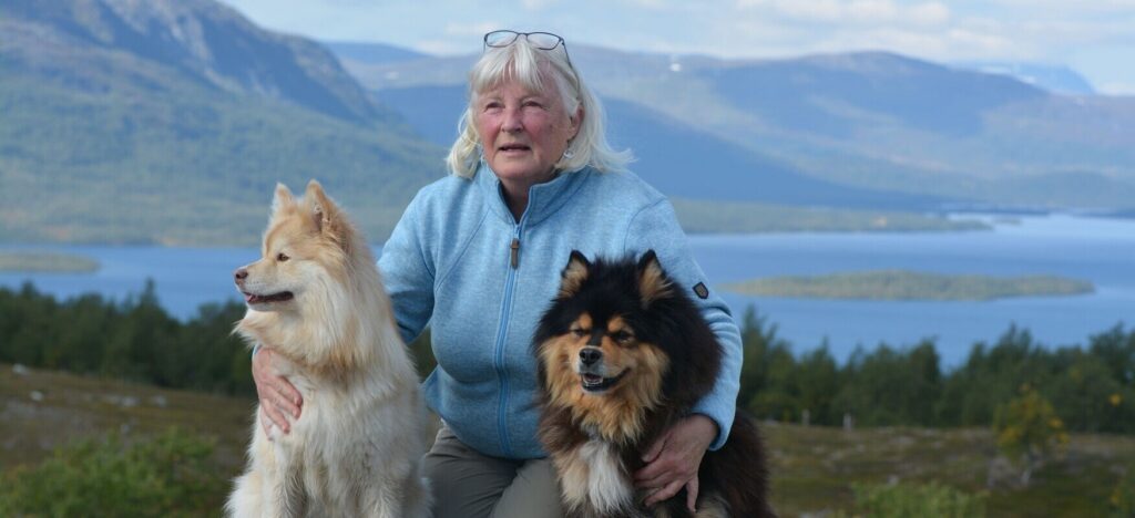 Anita och tv&aring; hundar p&aring; ett sommarfj&auml;ll