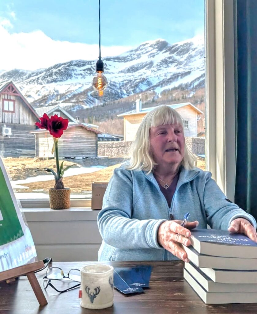 Författaren Anita Lundmark signerar sin roman Till friheternas land.