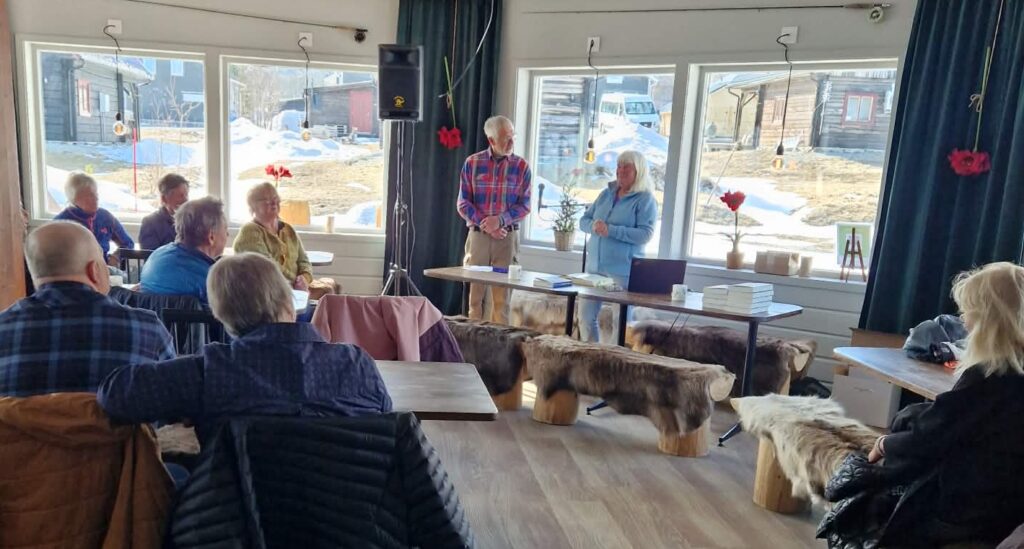 Förläggaren Göran Lundin och författaren Anita Lundmark berättar om boken för åhörare