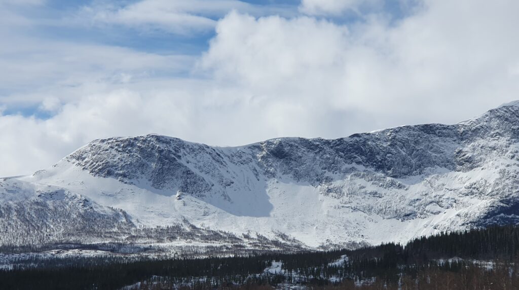 Snöklädda fjäll i Kittelfjäll