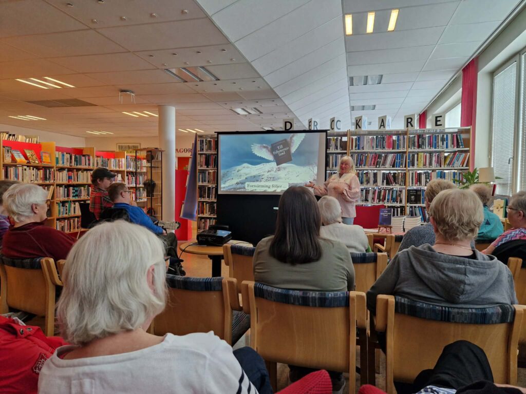 F&ouml;rfattartr&auml;ff p&aring; Vilhelmina Folkbibliotek d&auml;r Anita Lundmark visar bilder och ber&auml;ttar om debutromanen Till friheternas land