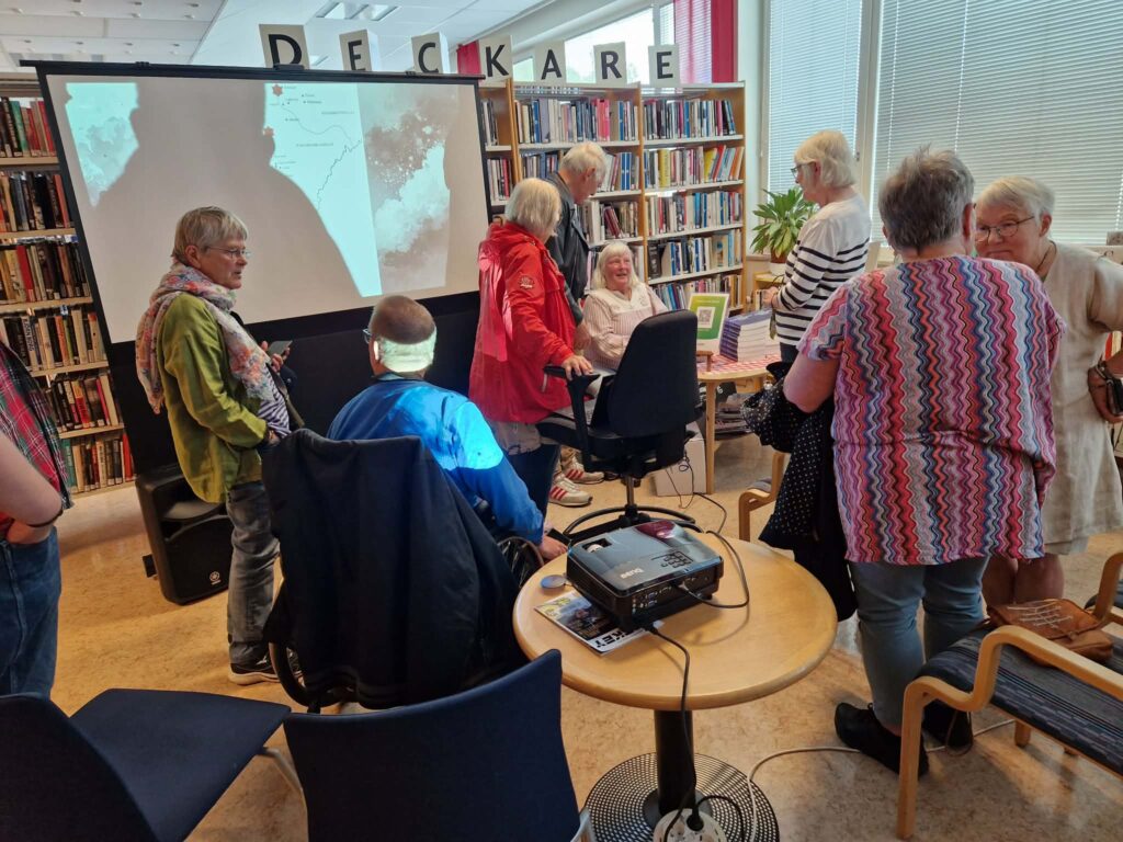F&ouml;rfattartr&auml;ff d&auml;r Anita Lundmark samtalar med bes&ouml;kare och signerar debutromanen