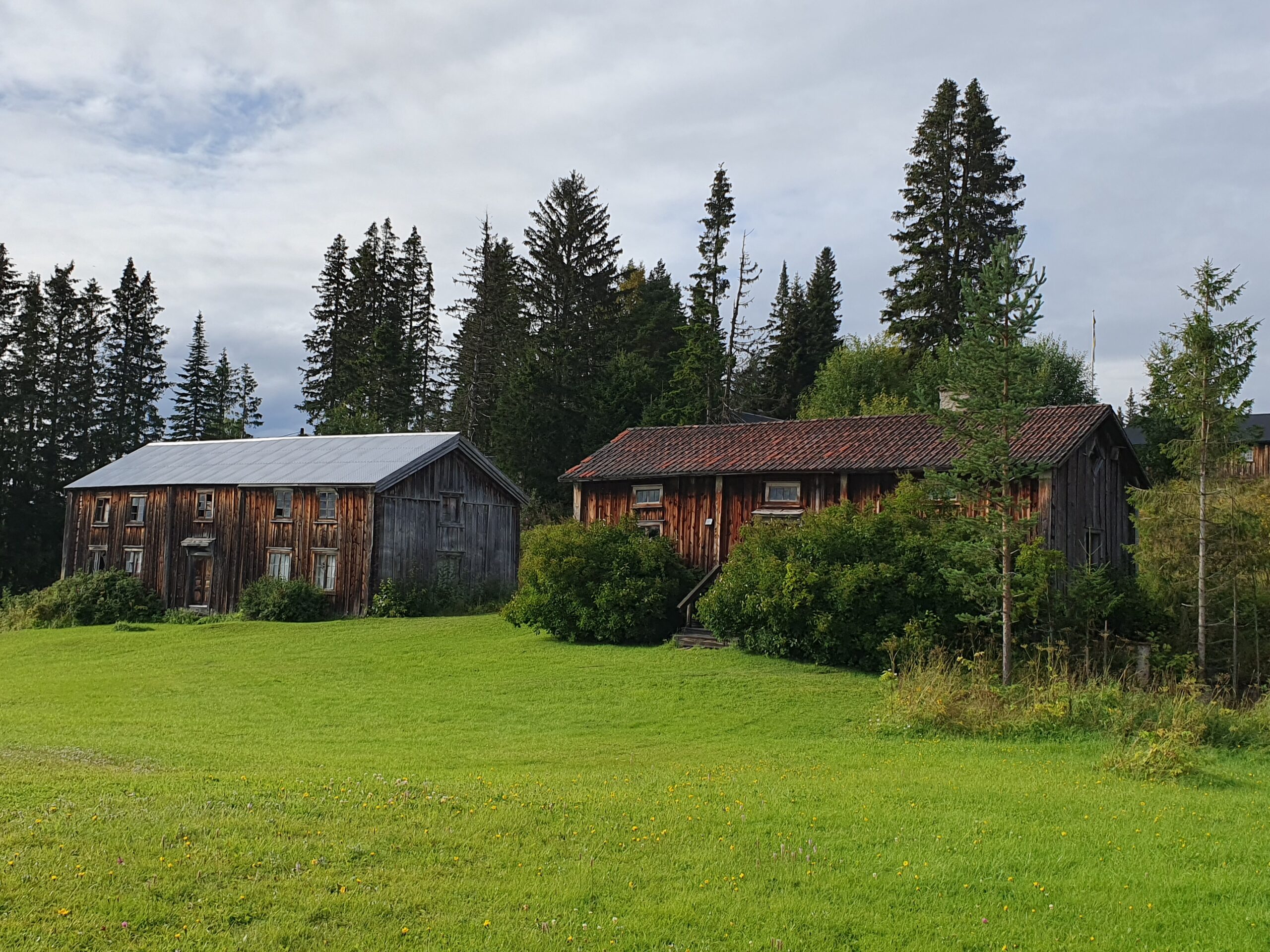Två gamla byggnader i Föllinge