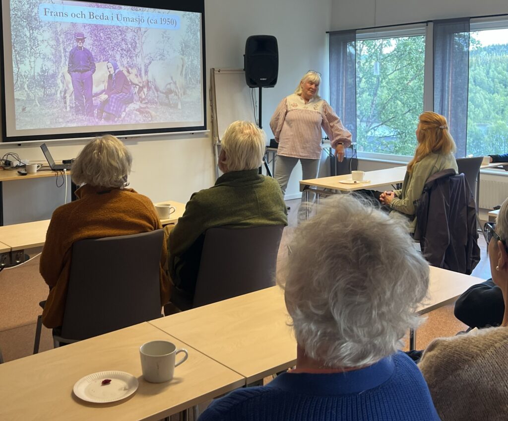 Anita Lundmark berättar om boken Till friheternas land för besökare på Tärnaby Bibliotek 10 augusti 2026